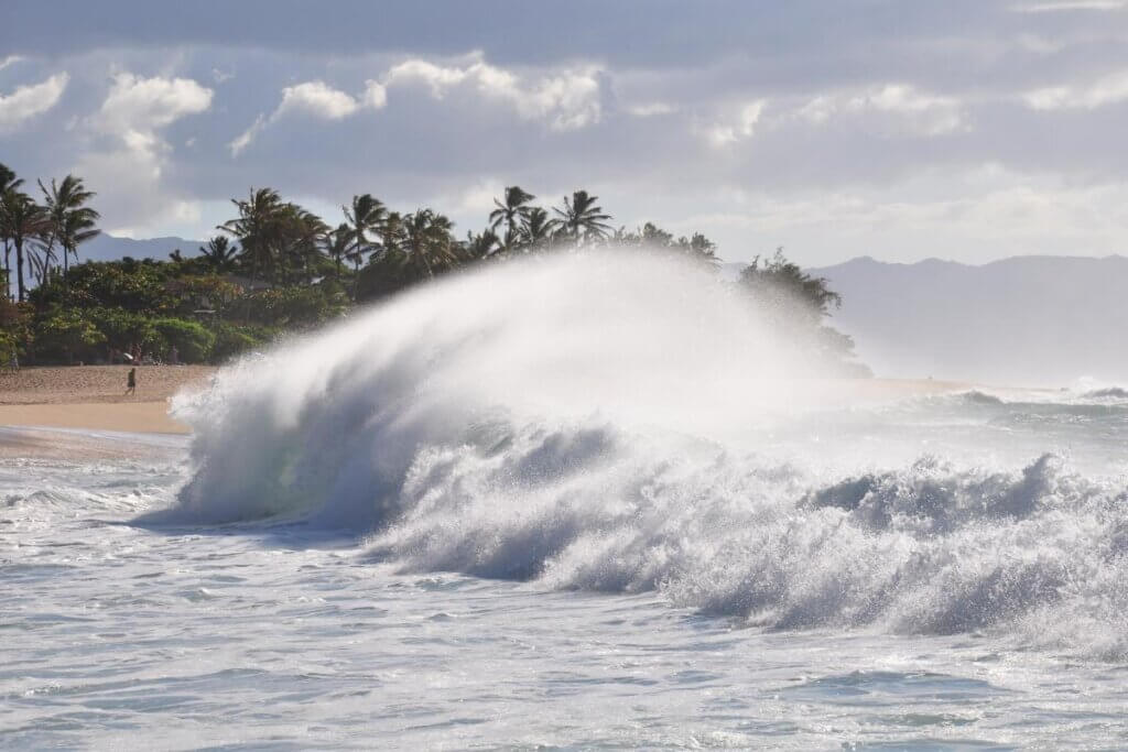 big wave in Oahu Hawaii