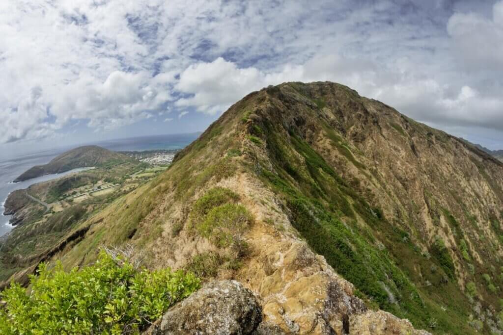 The rim trail on top of Koko Head Crater